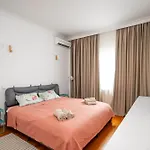 Charming 2Bd Apartment In The Heart Of The City